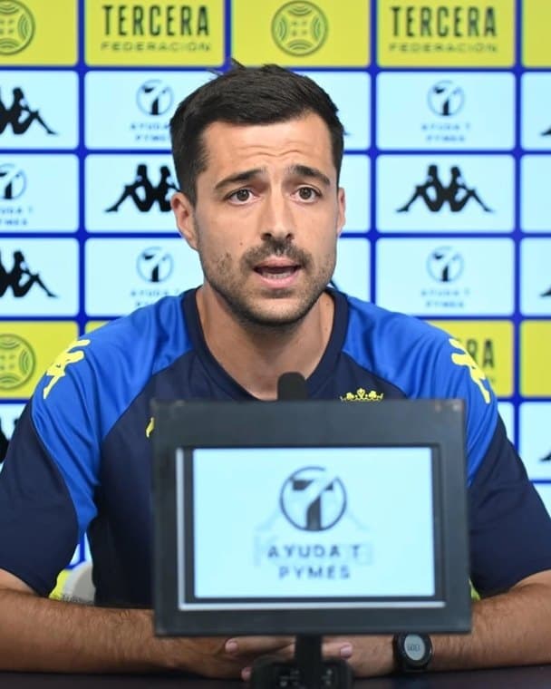 Miguel Perez, treinador UEFA Pro, numa conferência de imprensa